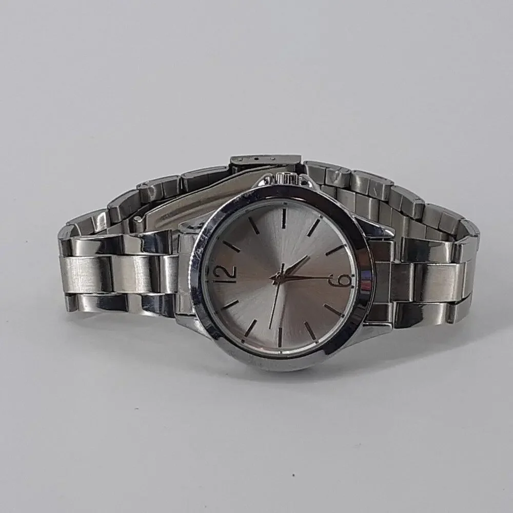 Women's Unbranded Wristwatch Silver Tone Analog Bracelet Style Band Career